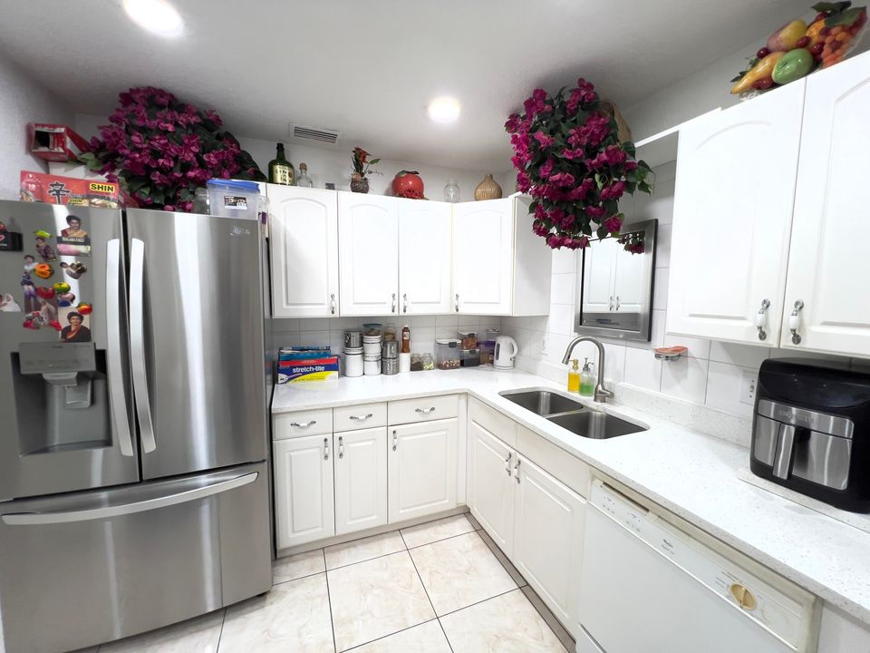 For Sale: $274,900 (2 beds, 2 baths, 1108 Square Feet)
