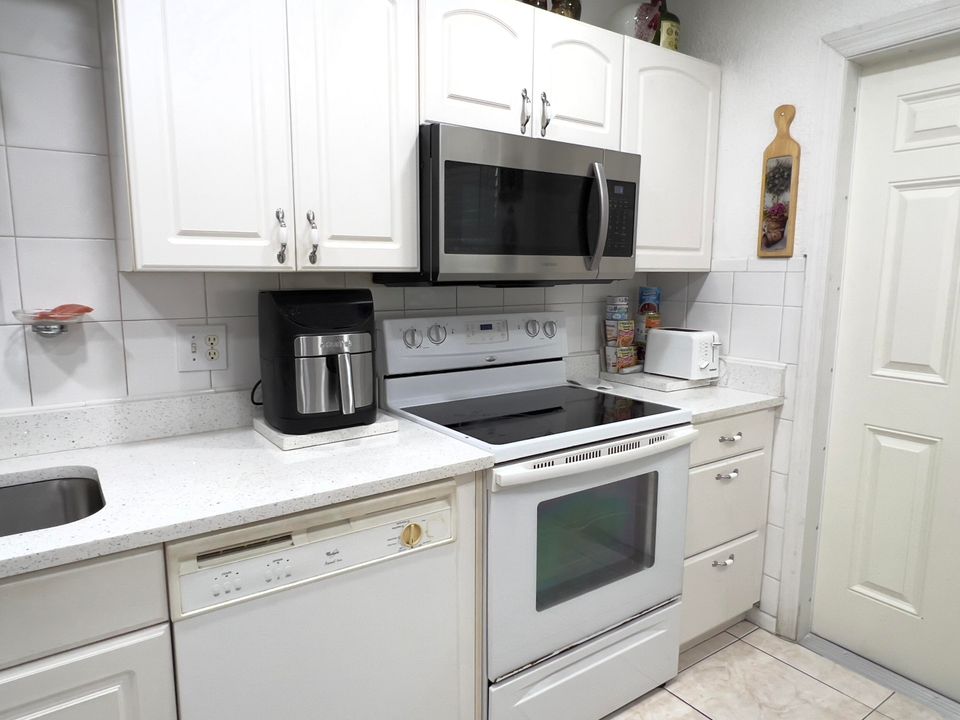 For Sale: $274,900 (2 beds, 2 baths, 1108 Square Feet)