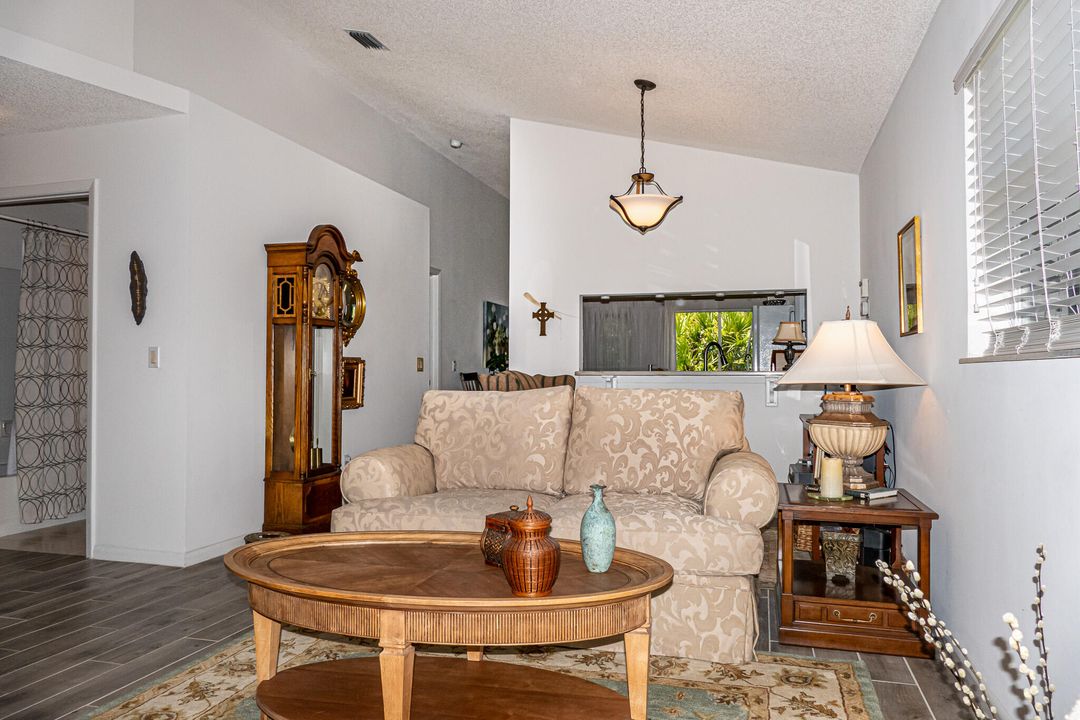 For Sale: $269,800 (2 beds, 2 baths, 1233 Square Feet)