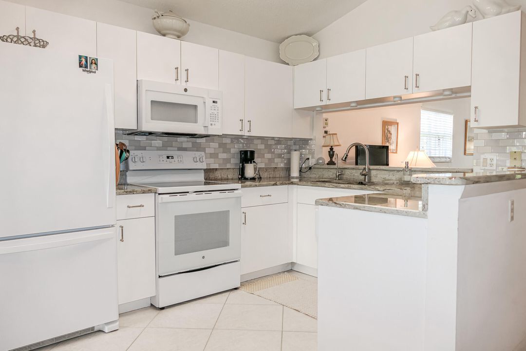 For Sale: $269,800 (2 beds, 2 baths, 1233 Square Feet)