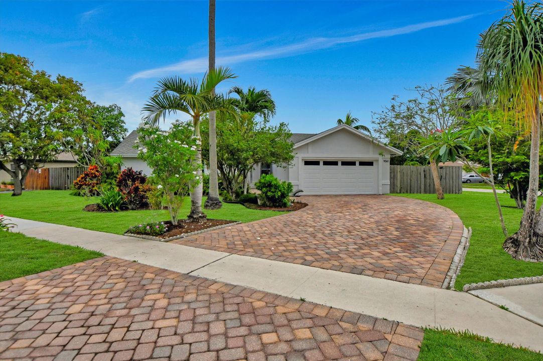 For Sale: $610,000 (4 beds, 2 baths, 1550 Square Feet)