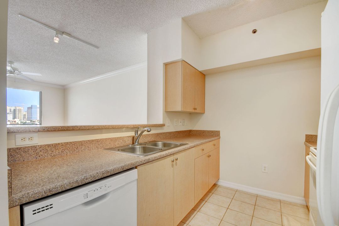 For Sale: $279,000 (1 beds, 1 baths, 696 Square Feet)