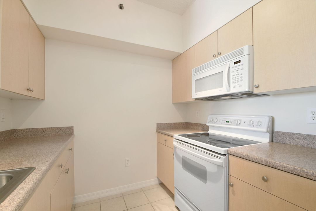 For Sale: $279,000 (1 beds, 1 baths, 696 Square Feet)
