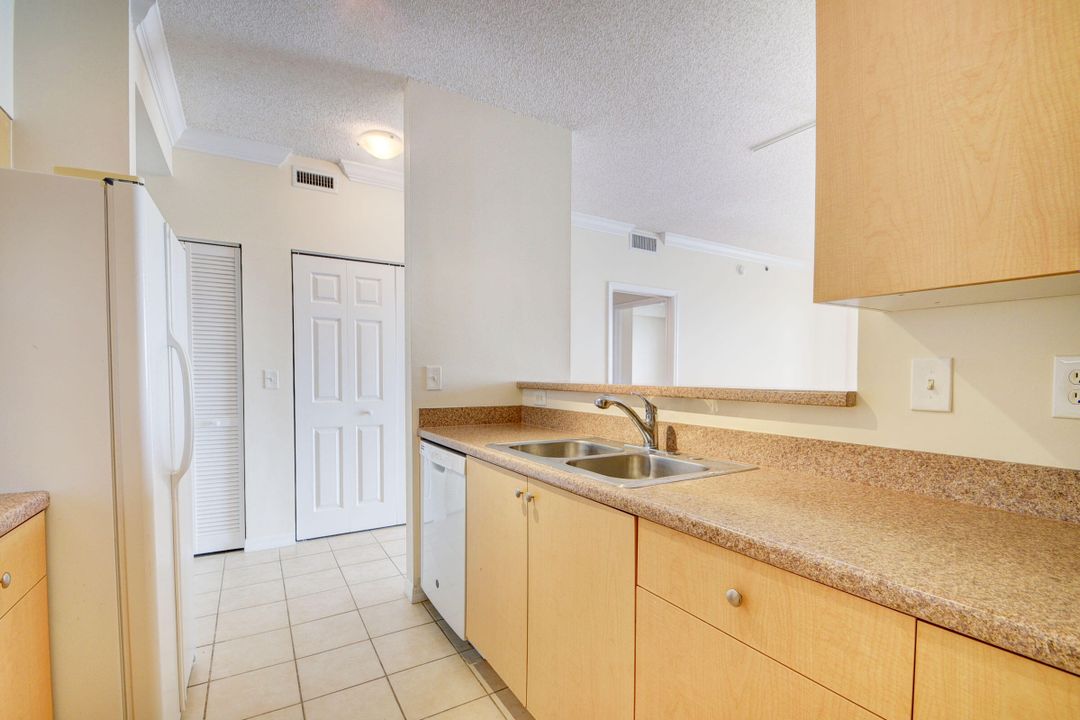 For Sale: $279,000 (1 beds, 1 baths, 696 Square Feet)