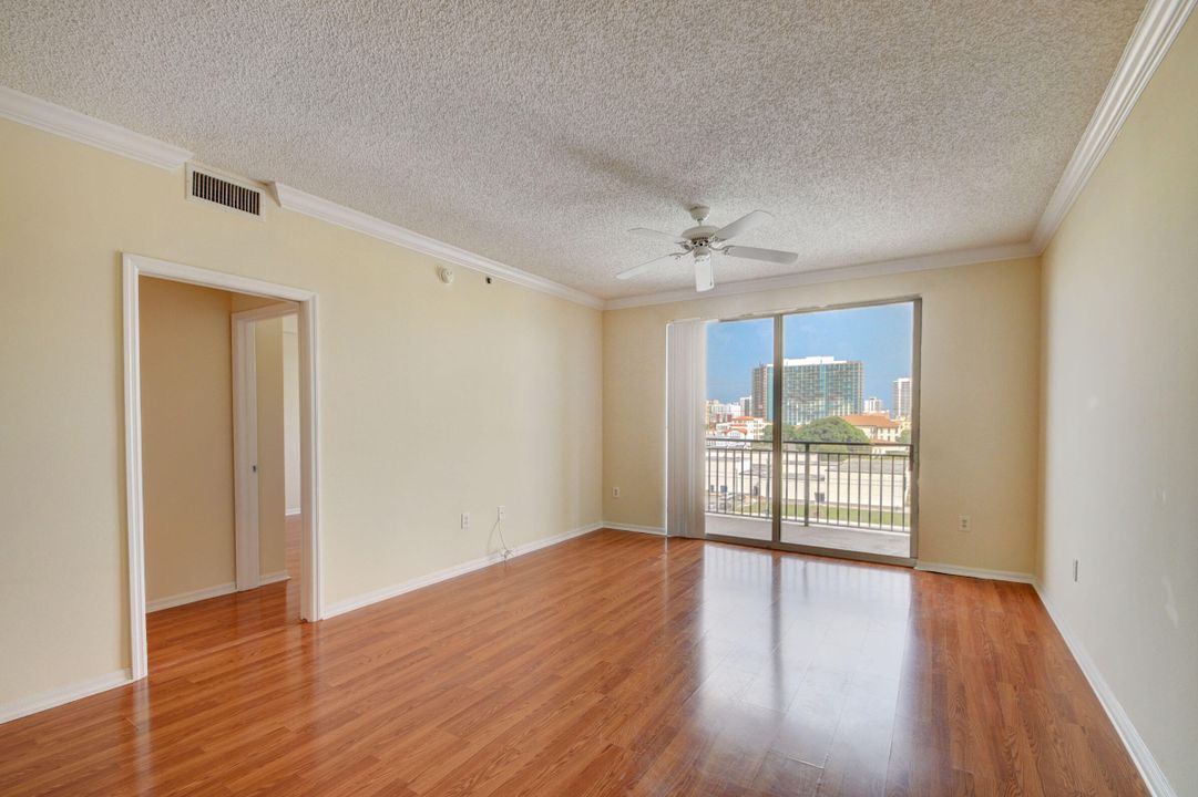 For Sale: $279,000 (1 beds, 1 baths, 696 Square Feet)