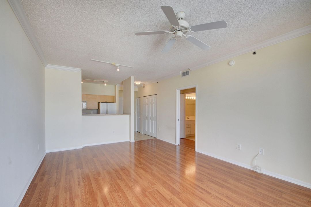 For Sale: $279,000 (1 beds, 1 baths, 696 Square Feet)