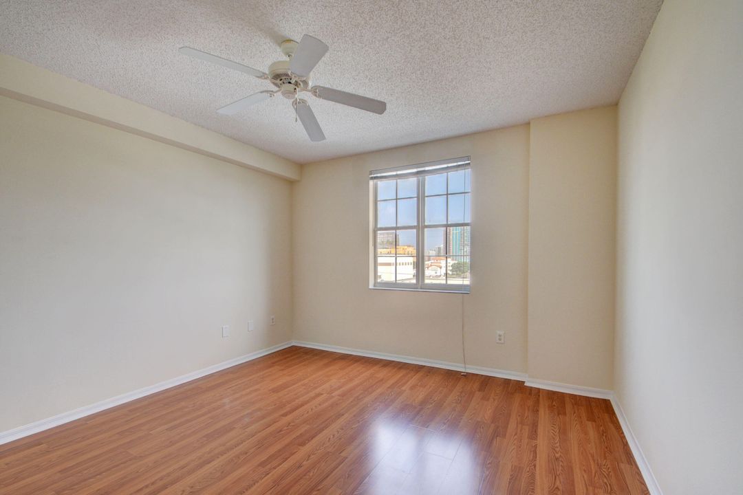 For Sale: $279,000 (1 beds, 1 baths, 696 Square Feet)