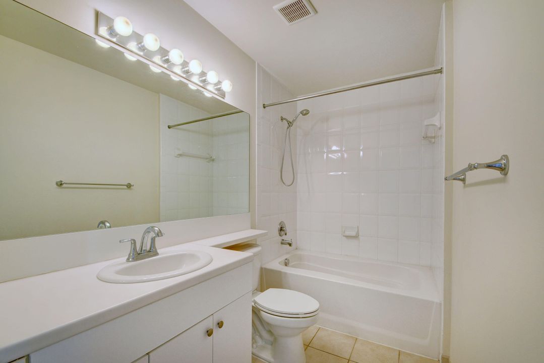 For Sale: $279,000 (1 beds, 1 baths, 696 Square Feet)