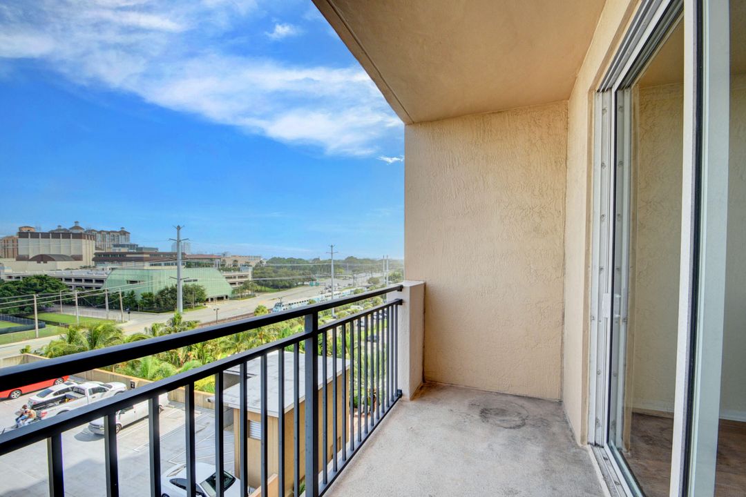 For Sale: $279,000 (1 beds, 1 baths, 696 Square Feet)