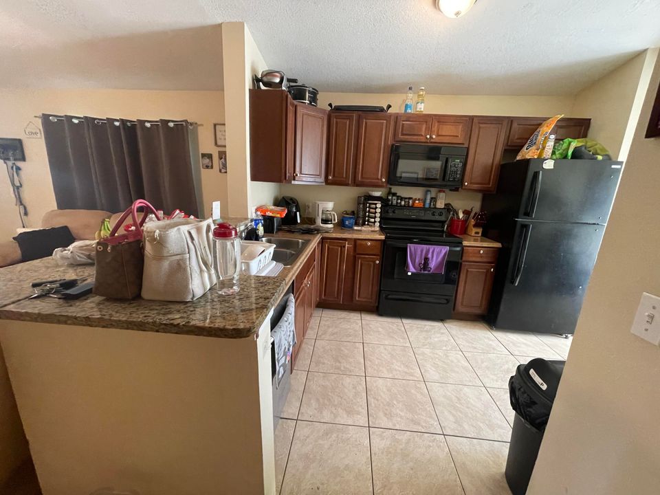 Active With Contract: $205,000 (4 beds, 2 baths, 1297 Square Feet)