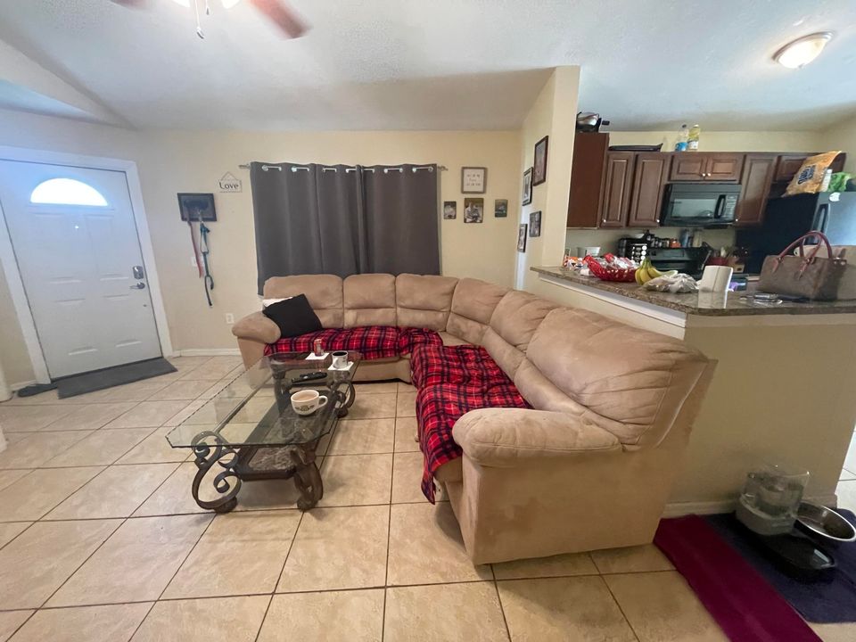 Active With Contract: $205,000 (4 beds, 2 baths, 1297 Square Feet)