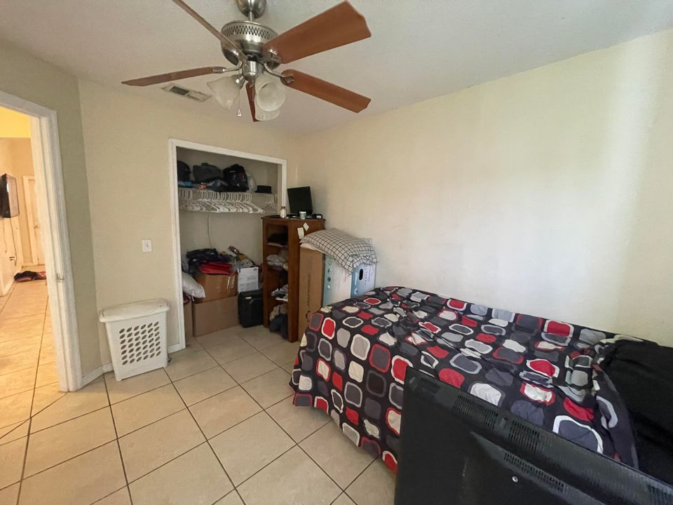 Active With Contract: $205,000 (4 beds, 2 baths, 1297 Square Feet)