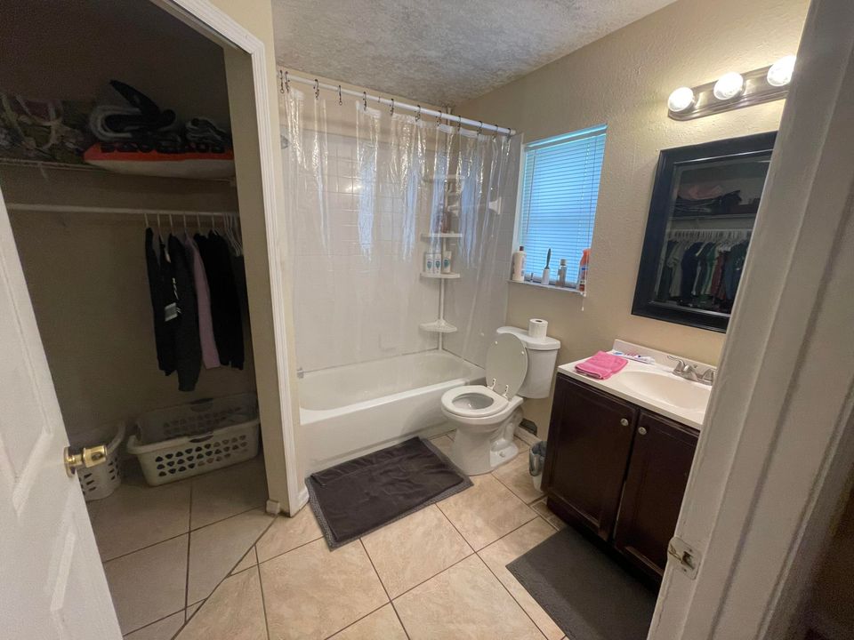 Active With Contract: $205,000 (4 beds, 2 baths, 1297 Square Feet)