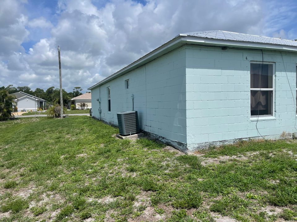 Active With Contract: $205,000 (4 beds, 2 baths, 1297 Square Feet)