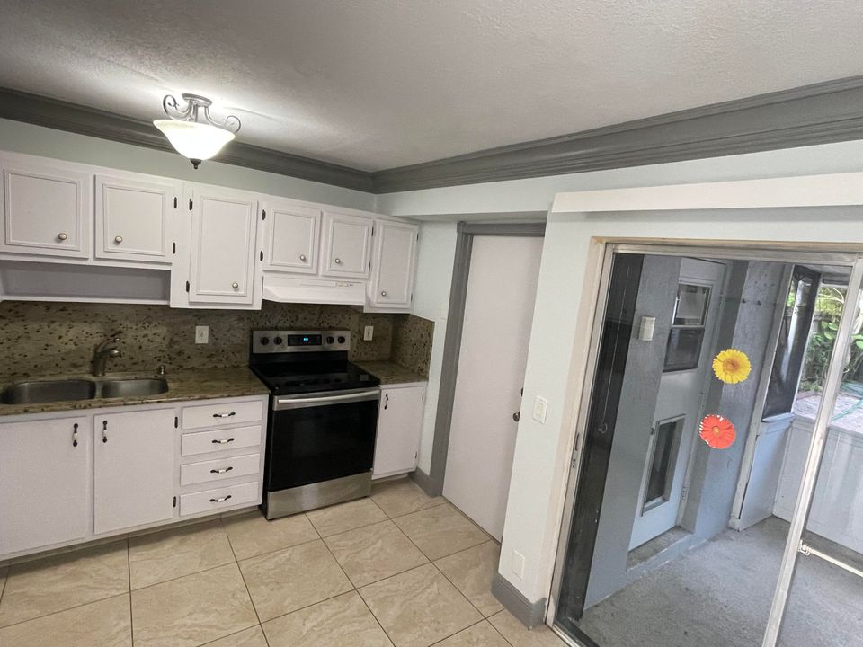 For Rent: $2,200 (2 beds, 2 baths, 843 Square Feet)