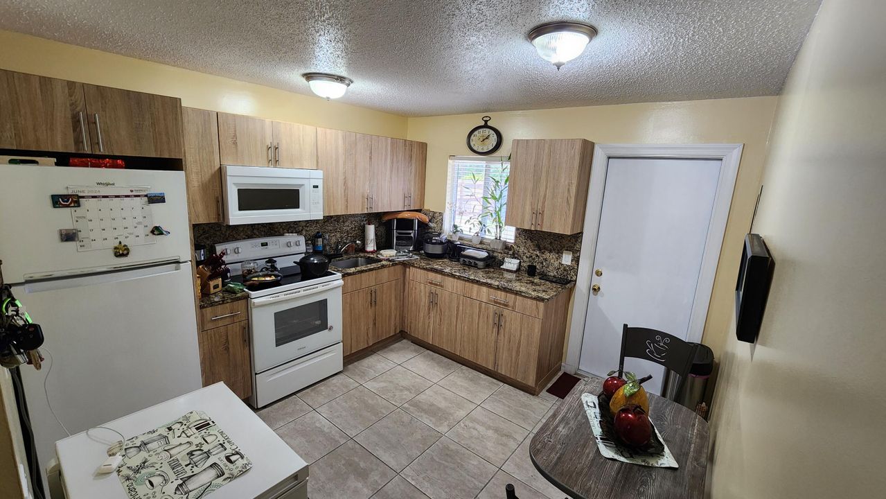 Active With Contract: $2,100 (2 beds, 1 baths, 950 Square Feet)