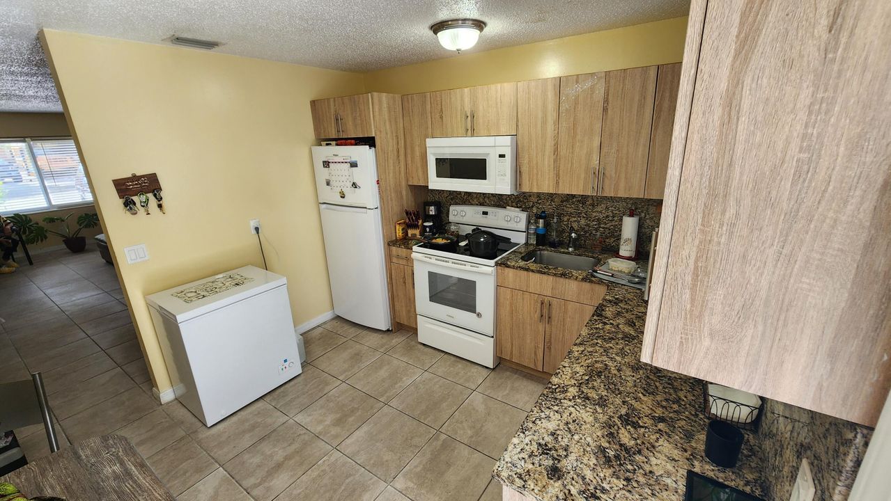 Active With Contract: $2,100 (2 beds, 1 baths, 950 Square Feet)