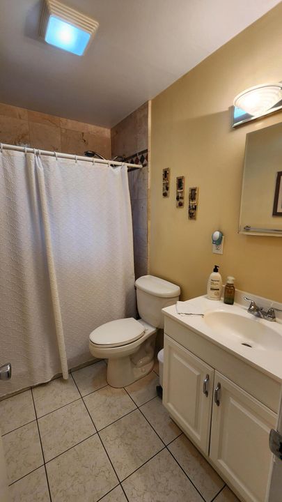 Active With Contract: $2,100 (2 beds, 1 baths, 950 Square Feet)