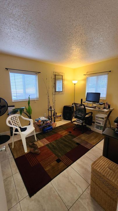 Active With Contract: $2,100 (2 beds, 1 baths, 950 Square Feet)