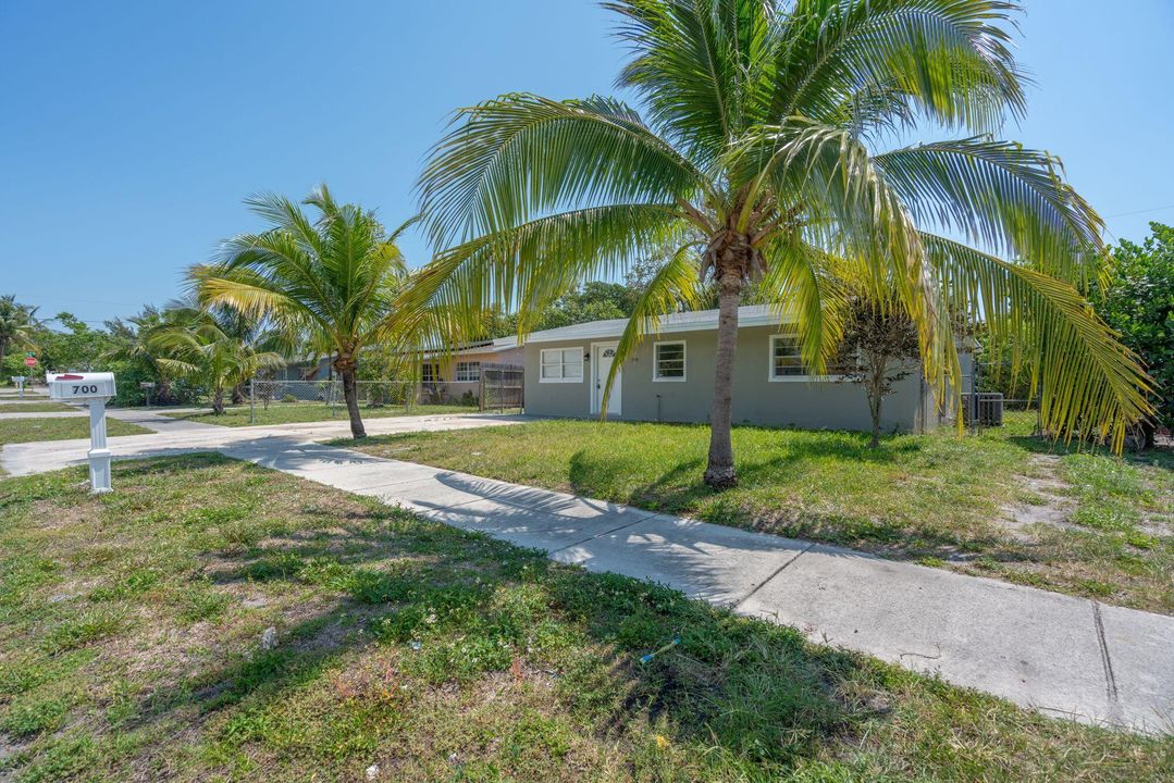 Active With Contract: $3,500 (5 beds, 2 baths, 1447 Square Feet)