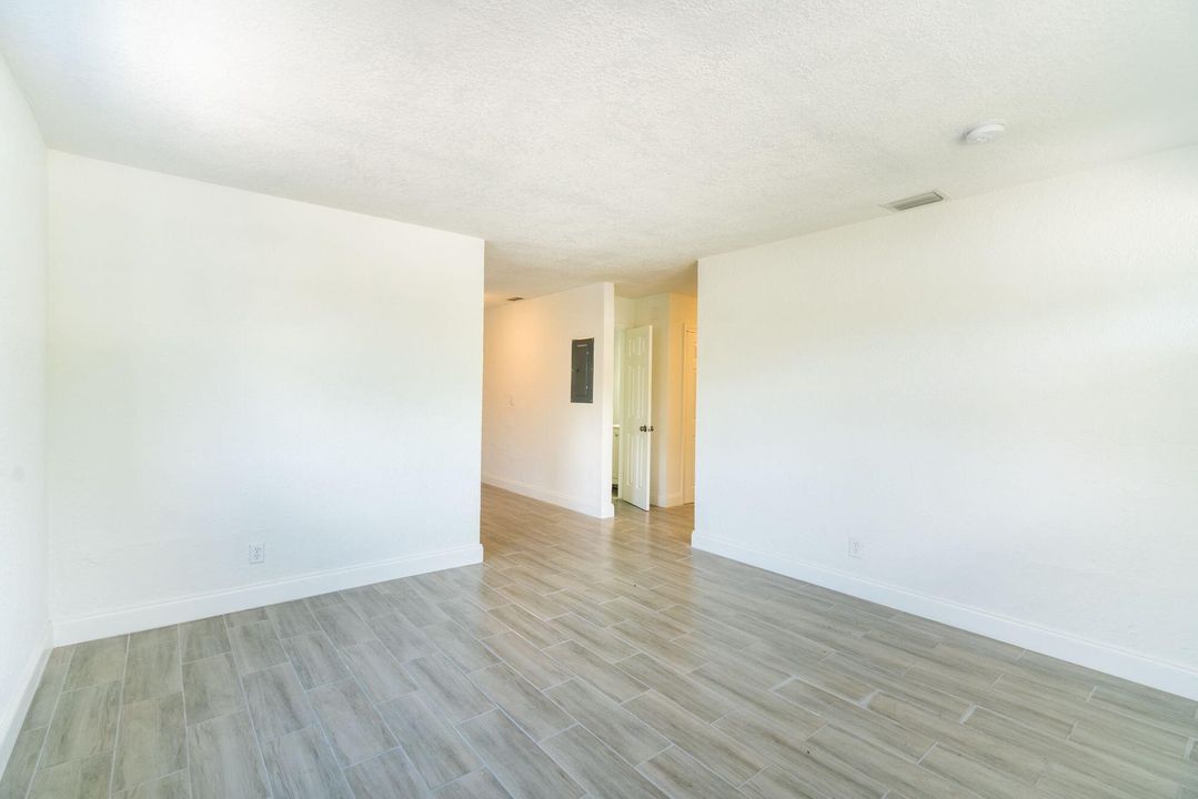 Active With Contract: $3,500 (5 beds, 2 baths, 1447 Square Feet)