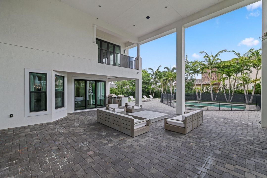 Active With Contract: $3,095,000 (5 beds, 5 baths, 4818 Square Feet)