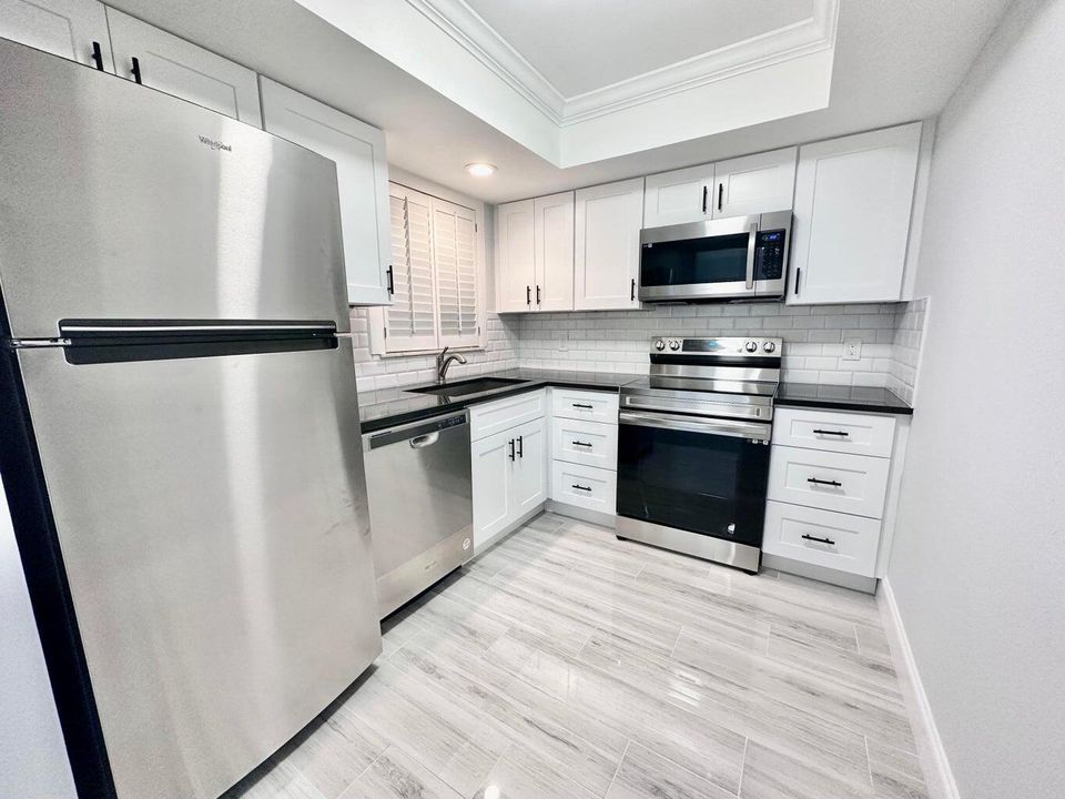 For Sale: $235,000 (1 beds, 1 baths, 624 Square Feet)