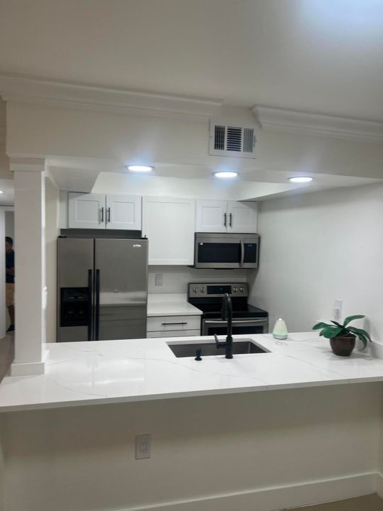 Active With Contract: $239,900 (2 beds, 2 baths, 855 Square Feet)