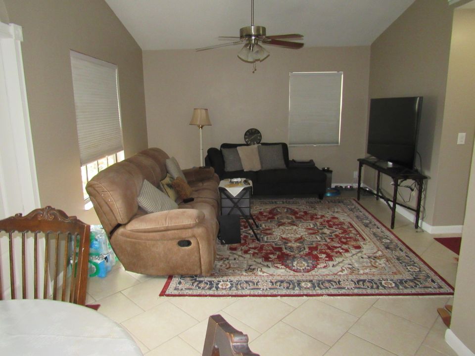 For Sale: $359,000 (2 beds, 2 baths, 888 Square Feet)