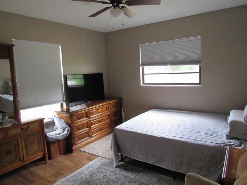 For Sale: $359,000 (2 beds, 2 baths, 888 Square Feet)
