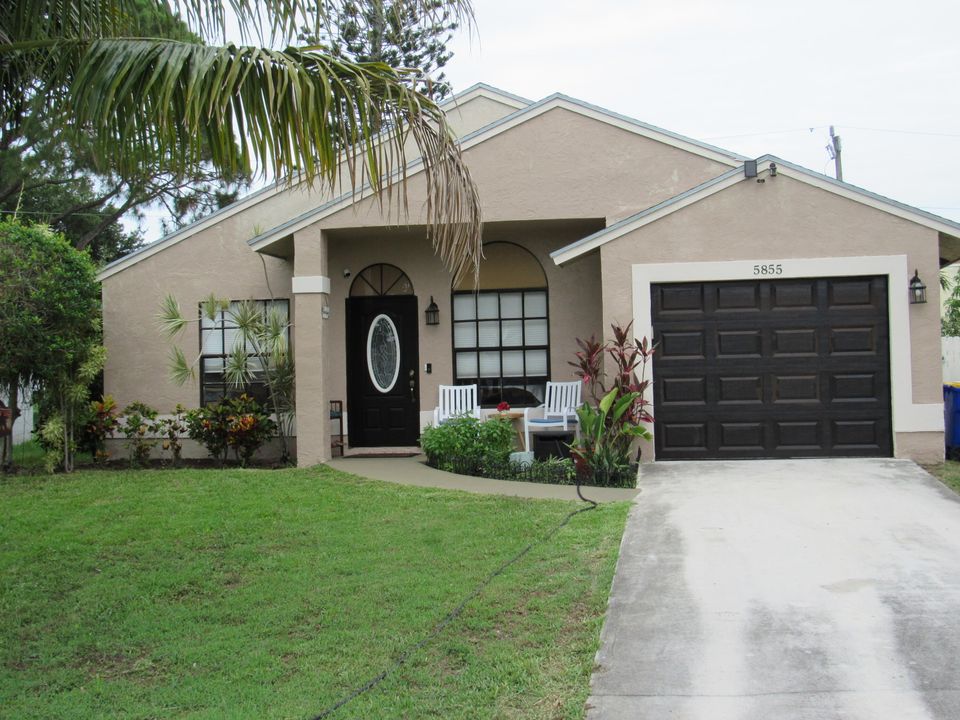 For Sale: $359,000 (2 beds, 2 baths, 888 Square Feet)