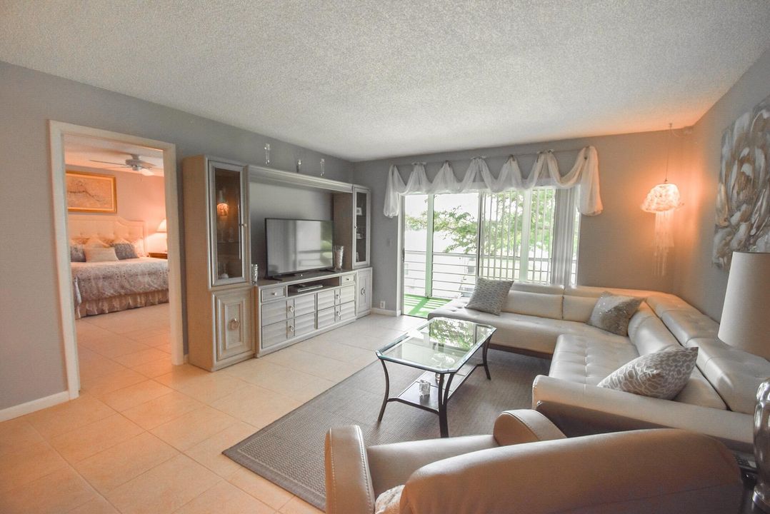 For Sale: $168,000 (2 beds, 2 baths, 1031 Square Feet)