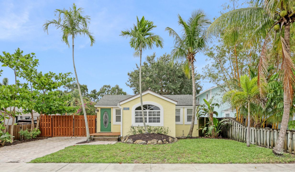 For Sale: $485,000 (2 beds, 2 baths, 844 Square Feet)