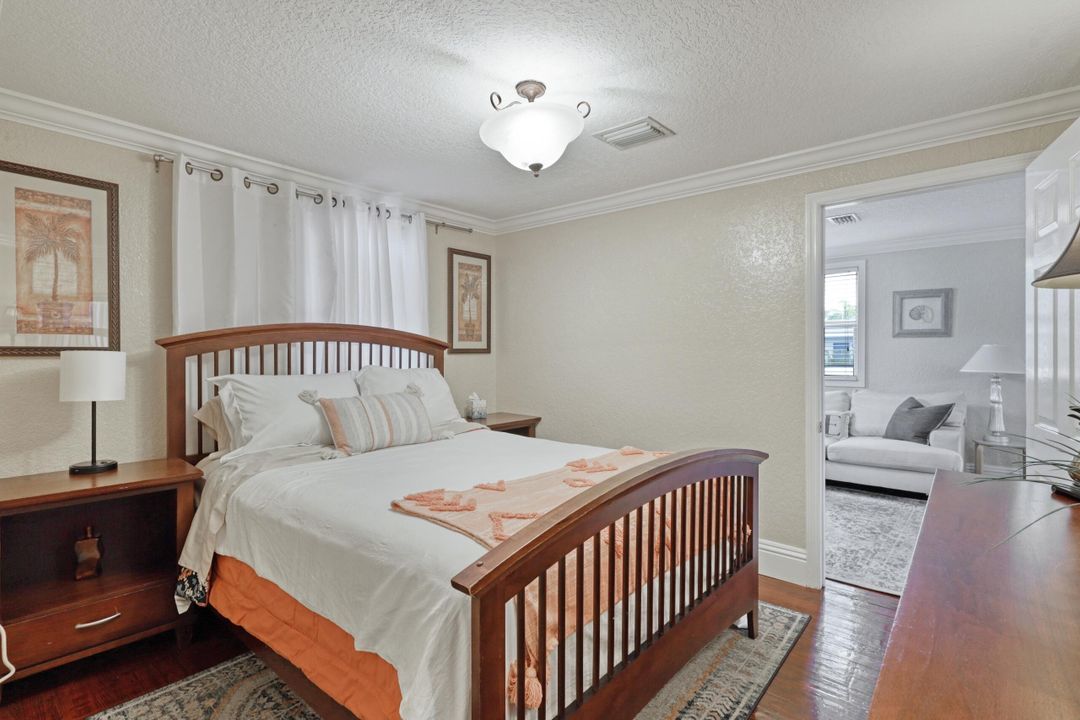 For Sale: $485,000 (2 beds, 2 baths, 844 Square Feet)