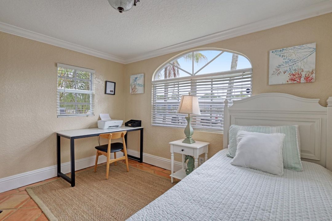 For Sale: $485,000 (2 beds, 2 baths, 844 Square Feet)