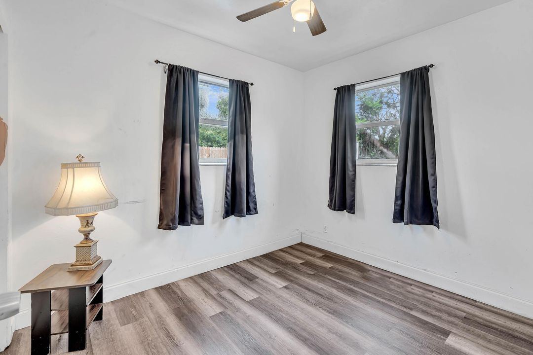 Active With Contract: $285,000 (3 beds, 1 baths, 984 Square Feet)