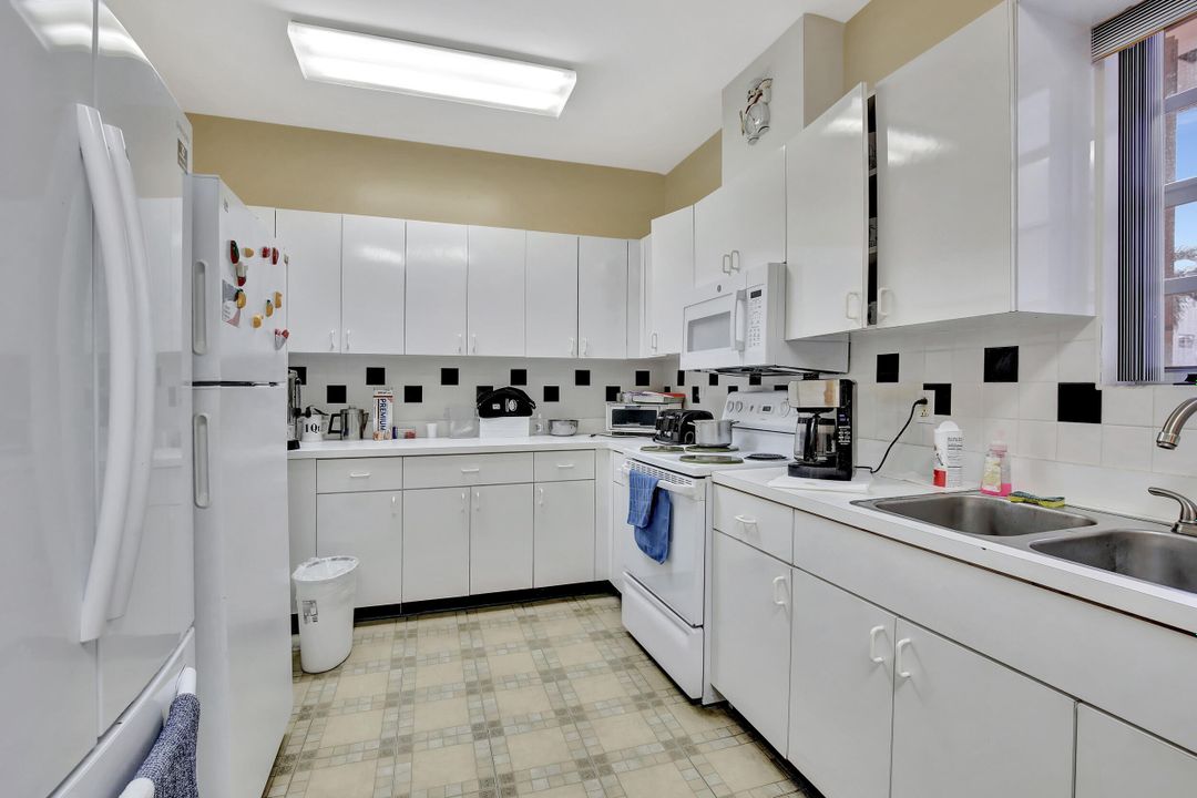 For Sale: $215,000 (2 beds, 2 baths, 1078 Square Feet)