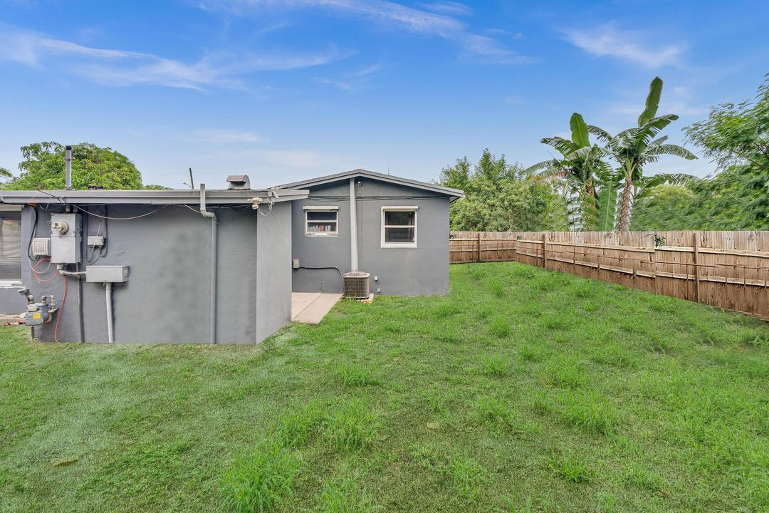 Active With Contract: $285,000 (3 beds, 1 baths, 984 Square Feet)