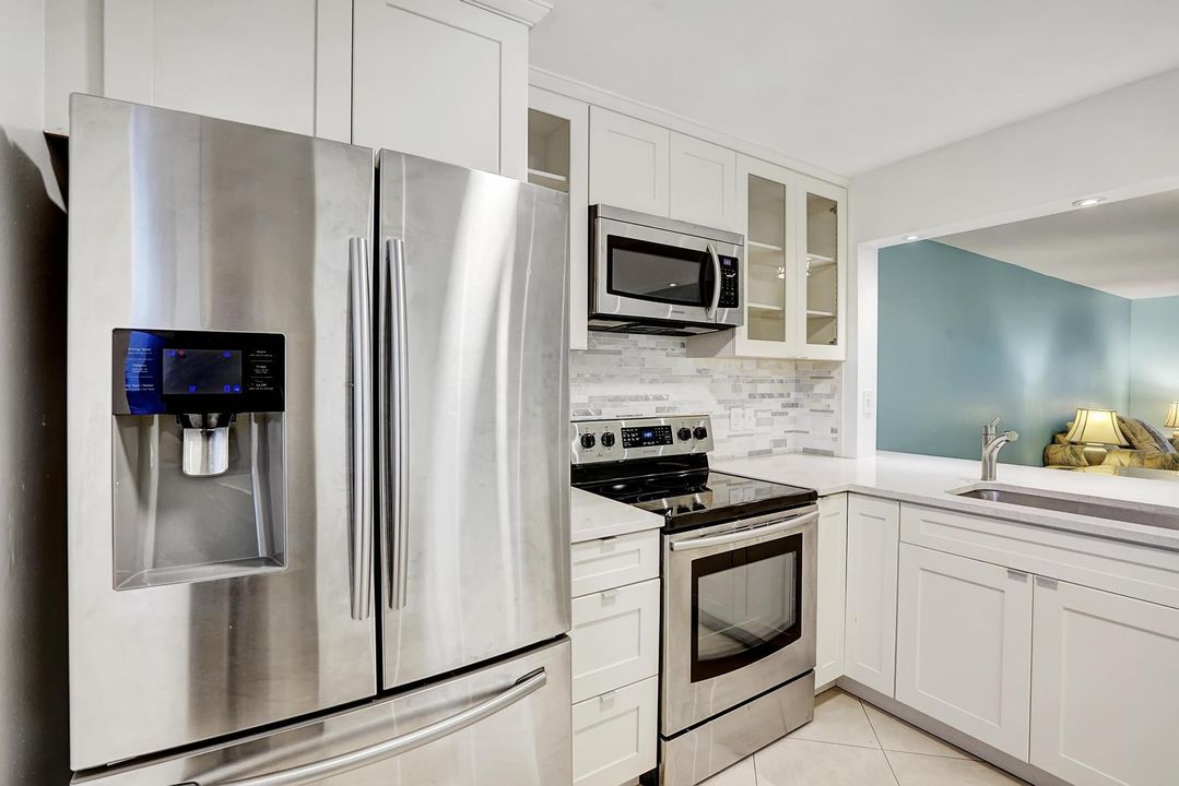 For Sale: $179,000 (2 beds, 2 baths, 982 Square Feet)