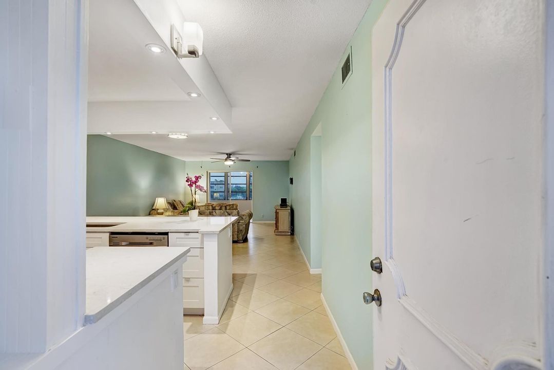 For Sale: $179,000 (2 beds, 2 baths, 982 Square Feet)