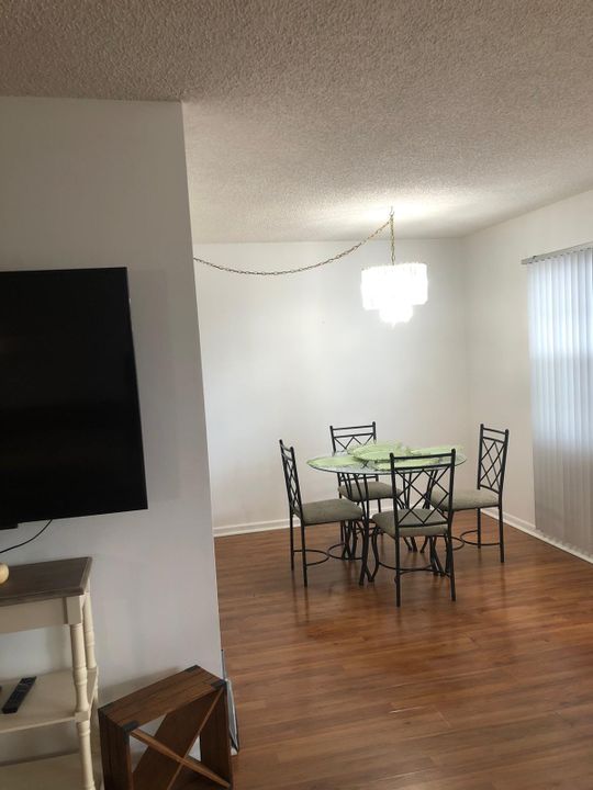 For Sale: $159,000 (2 beds, 2 baths, 1002 Square Feet)