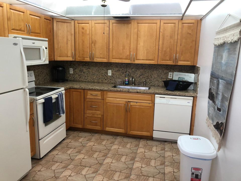 For Sale: $159,000 (2 beds, 2 baths, 1002 Square Feet)