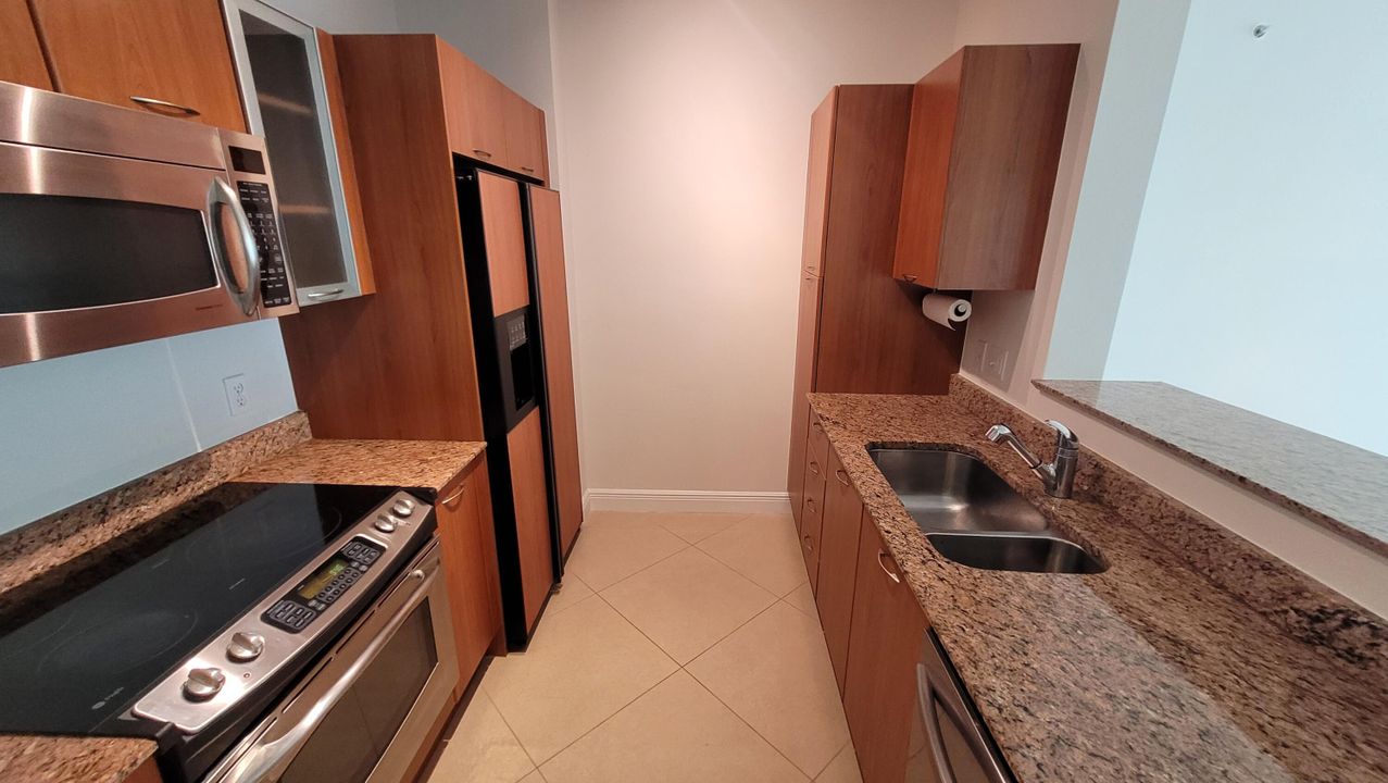 For Rent: $2,100 (1 beds, 1 baths, 782 Square Feet)