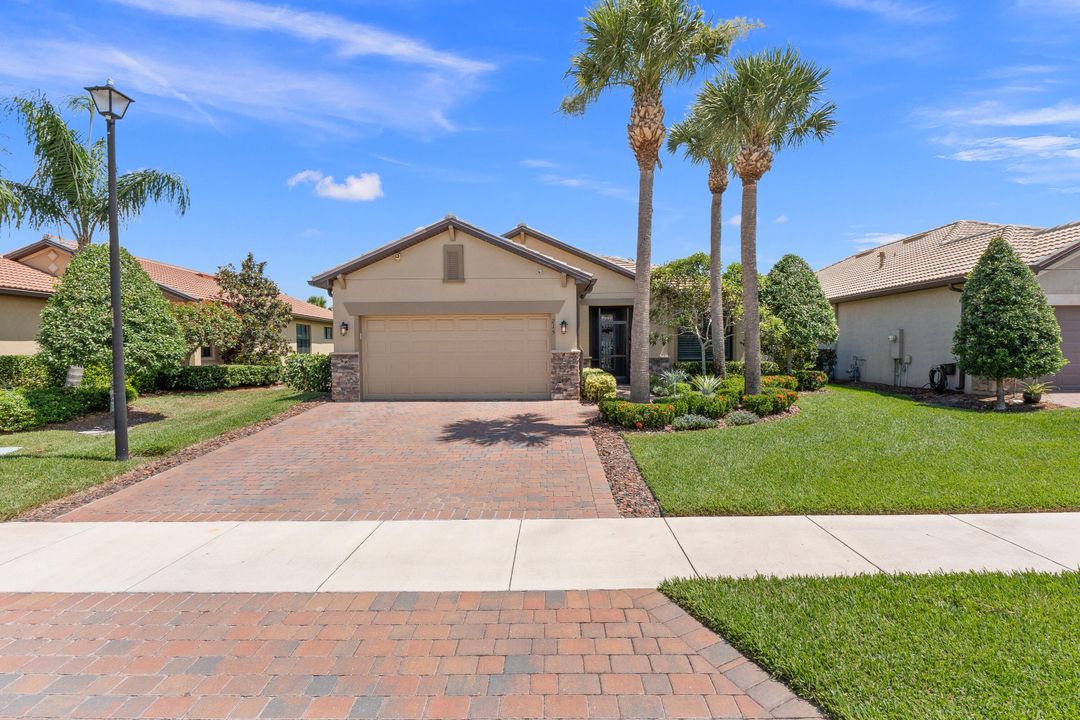 For Sale: $599,900 (3 beds, 2 baths, 1968 Square Feet)