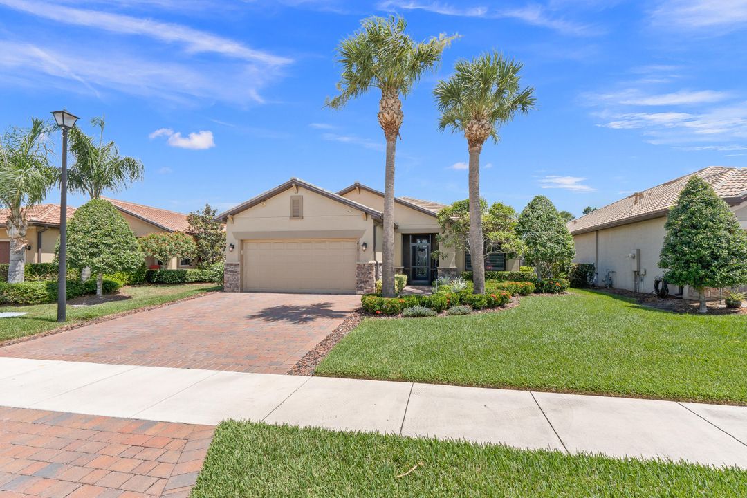 For Sale: $599,900 (3 beds, 2 baths, 1968 Square Feet)