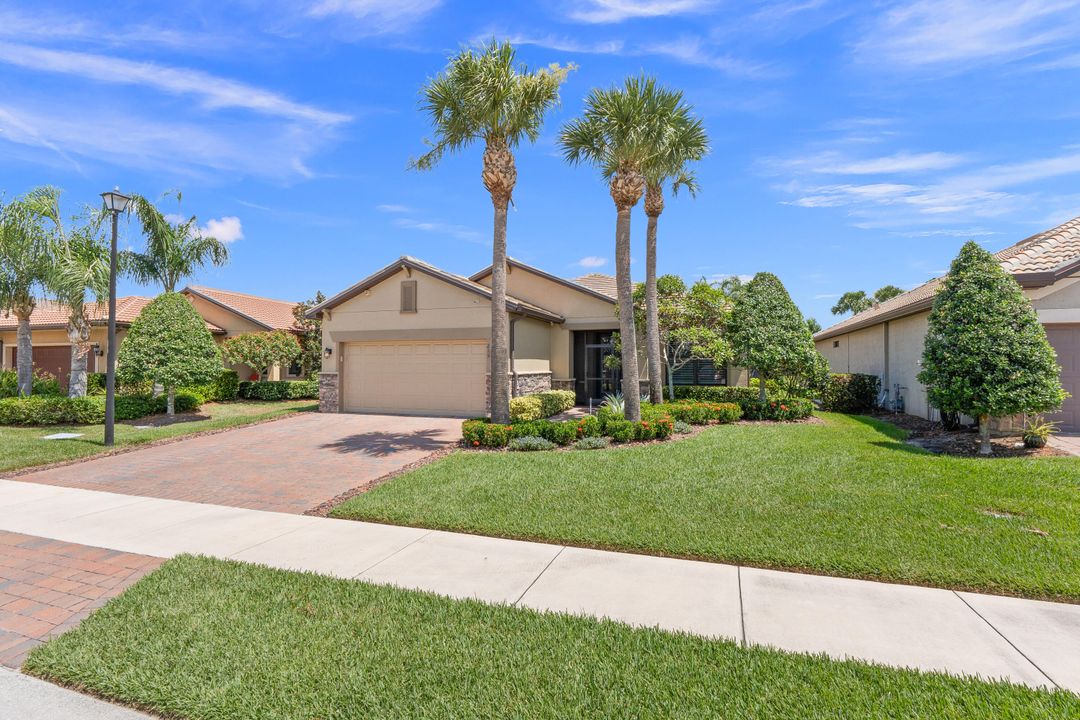 For Sale: $599,900 (3 beds, 2 baths, 1968 Square Feet)