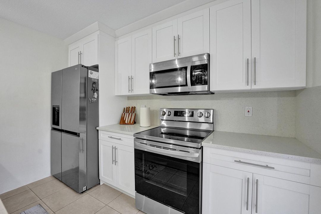 Active With Contract: $2,300 (2 beds, 2 baths, 1288 Square Feet)