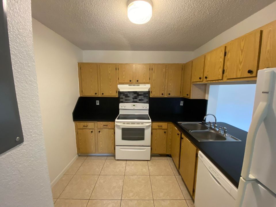 For Sale: $239,500 (2 beds, 2 baths, 1078 Square Feet)