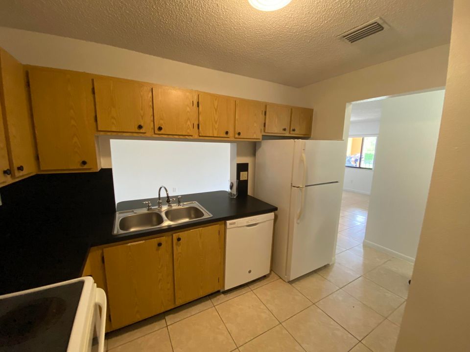 For Sale: $239,500 (2 beds, 2 baths, 1078 Square Feet)