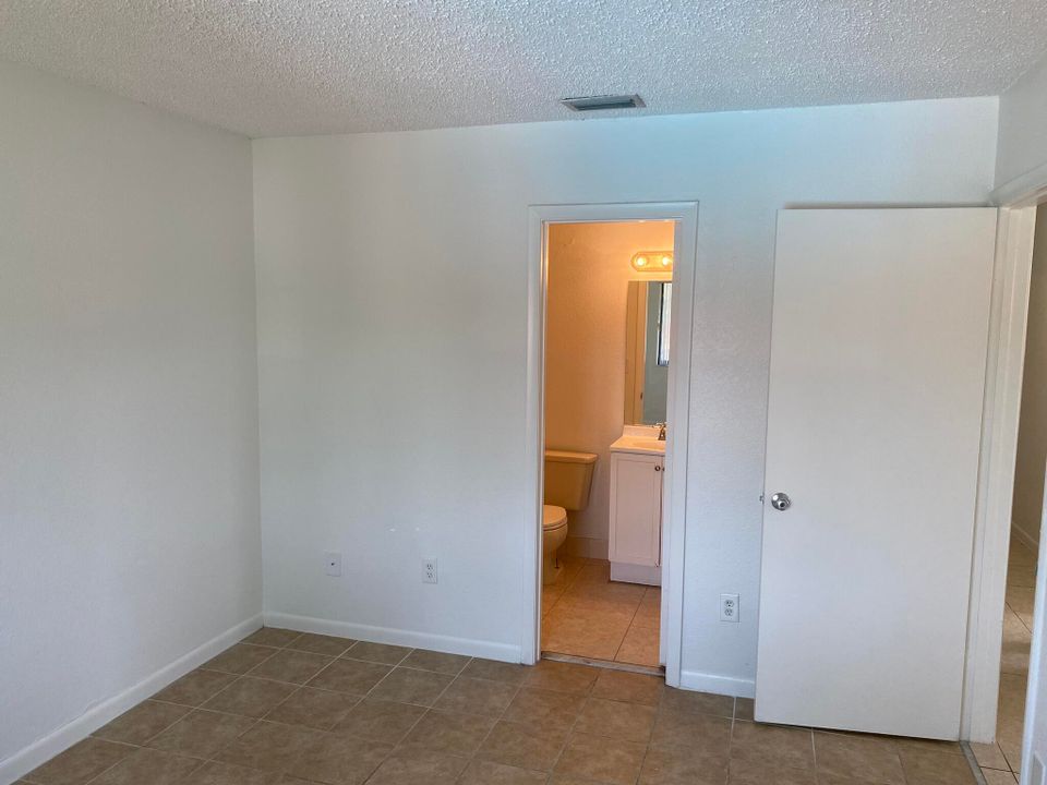 For Sale: $239,500 (2 beds, 2 baths, 1078 Square Feet)